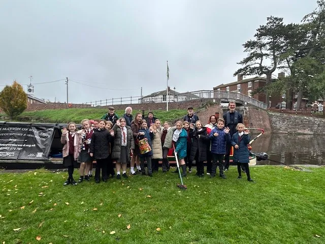 A group of children standing near Working Boat Bramble on the Stourport Canal Basin